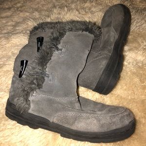 Gray cozy boots, great for the winter time!!❄️